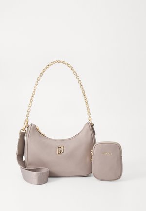 Borsa sintetica grigia con design curvo, tracolla a catena dorata e dettaglio del logo. Include un piccolo astuccio coordinato con chiusura a zip.