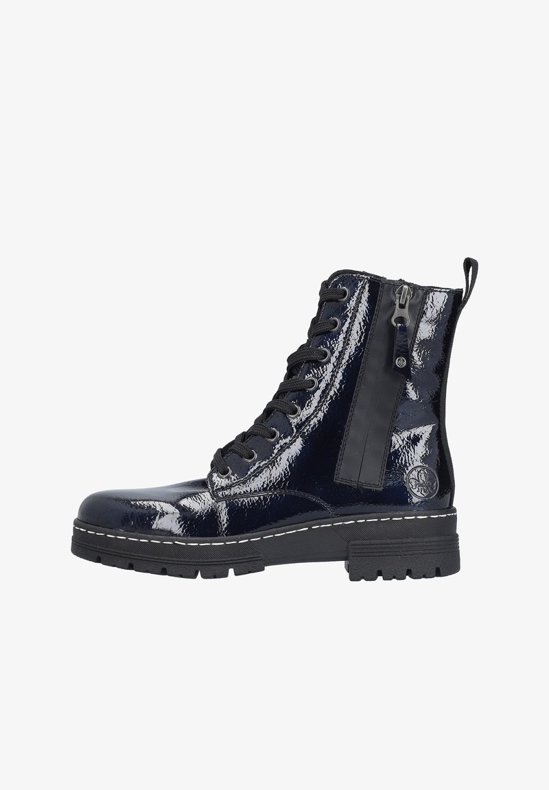 Bottine brillante en cuir verni noir, à lacets, avec fermeture éclair latérale, languette à l'arrière et semelle épaisse à crampons avec surpiqûres blanches.