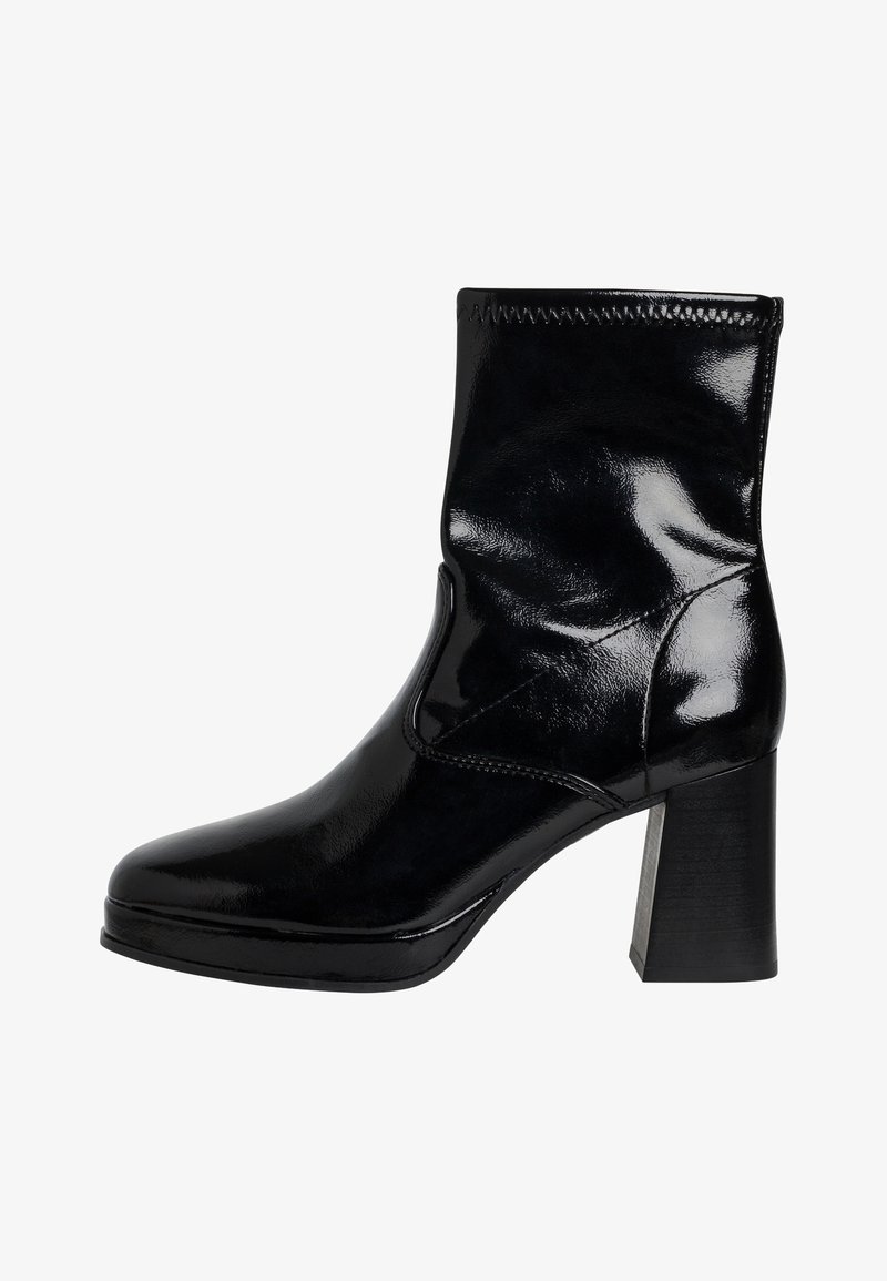 Bottine noire en cuir verni brillant, avec une forme épurée, un bout arrondi et un talon épais pour plus de stabilité.