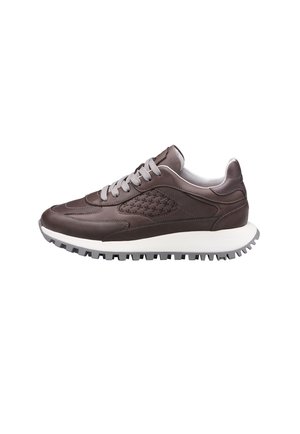 Dunkelbrauner Ledersneaker mit weißer Sohle, grauen Schnürsenkeln, strukturiertem Seitenpanel und einer robusten Profilsohle in Seitenansicht.