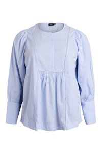 Svetlo modra karo bluza z okroglim izrezom, tremi gumbi spredaj, napihnjenimi dolgimi rokavi in naborki pod prsmi.