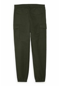 Pantalon cargo vert foncé avec taille et poignets élastiques, comportant des poches arrière à rabats et des poches cargo latérales à rabats.