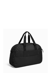 Schwarze Reisetasche mit zwei Obergriffen und einem Reißverschluss, die über ein glattes Äußeres und eine flache Fronttasche für zusätzlichen Stauraum verfügt.