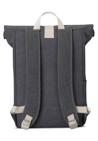 Zaino grigio con design a roll-top, realizzato in tessuto resistente. Presenta spallacci grigi regolabili e una maniglia di trasporto nella parte superiore. Senza loghi visibili.