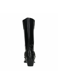 Botte noire, brillante, jusqu'au genou avec un bout carré, un petit talon carré et des sangles décoratives au niveau de la cheville. Texture lisse et brillante.