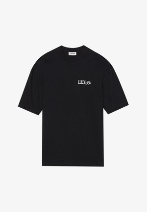 Juodas trumpomis rankovėmis marškinėliai, pagaminti iš medvilnės, su griovelių tekstūra ir maža balta grafika su japonų tekstu ant kairiojo krūtinės.