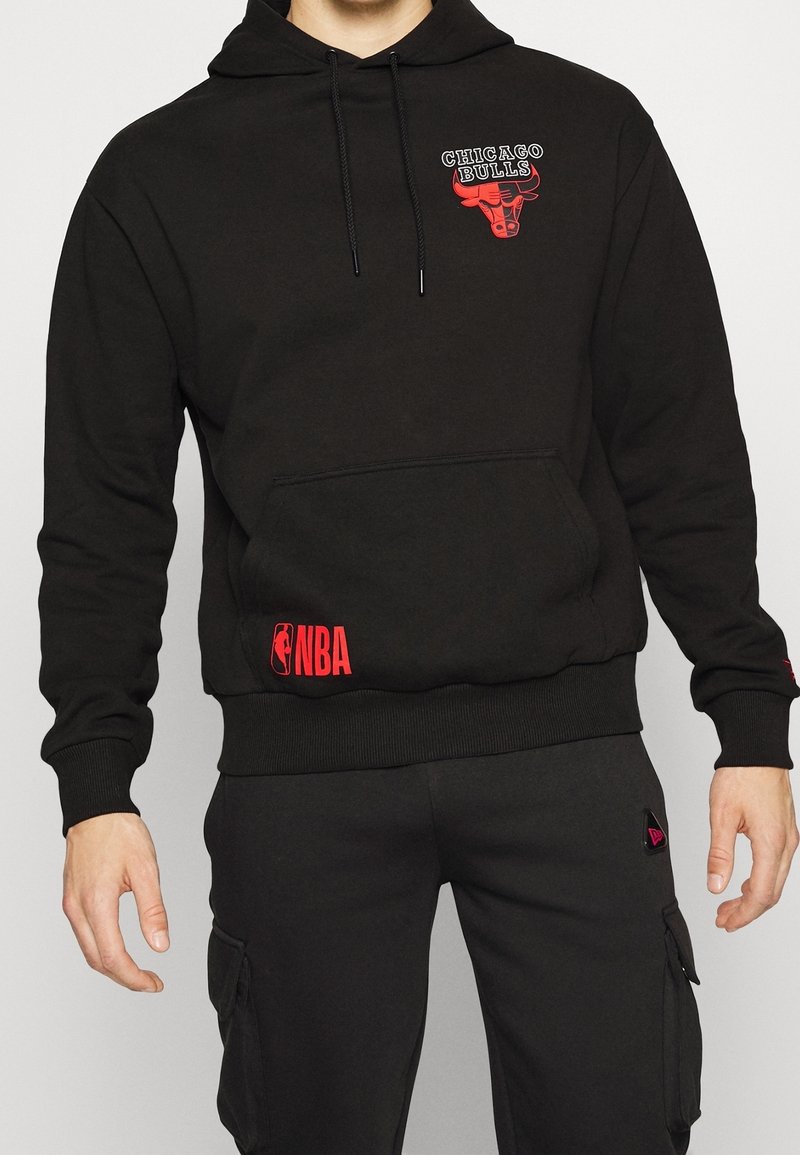 Felpa nera con cappuccio, caratterizzata da un logo rosso dei Chicago Bulls e testo NBA. Realizzata in morbido tessuto, presenta una tasca frontale e polsini e orlo a coste.