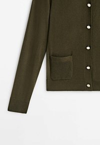 Sweter kardigan w ciemnooliwkowym kolorze z okrągłym dekoltem, długimi rękawami, kieszenią z przodu i srebrnymi guzikami na środku. Teksturowana tkanina.