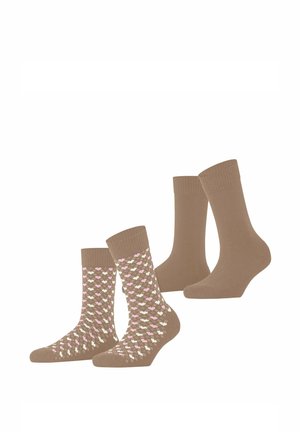 Zwei Paar braune Socken bis zur Mitte der Wade, eines einfarbig und eines mit einem Muster aus kleinen rosa und weißen Herzen.