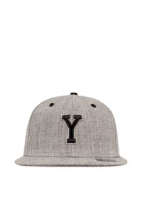 Grå baseball caps laget av teksturert stoff, med en svart hevet 'Y'-logo på fronten og en flat skygge.