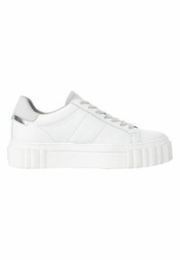 Sneaker blanche avec une tige en cuir lisse, accents gris au niveau du talon et une épaisse semelle plateforme blanche à rainures. Les lacets sont de couleur gris clair.