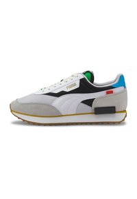 Basket Puma blanche, noire, grise et bleue en mesh et suède, lacets blancs et semelle en gomme, vue de côté sur fond blanc.