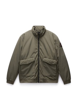 Chaqueta bomber color caqui con cuello alto, cremallera frontal completa, dos grandes bolsillos delanteros y puños de canalé. Tejido suave y resistente al agua.