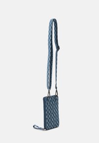 Sac bandoulière en tissu bleu avec motif losange blanc, fermeture éclair et bandoulière réglable.