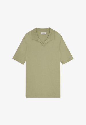 Polo shirt vert pâle à manches courtes avec un design de col superposé unique. Fabriqué en tissu doux et lisse avec des détails de couture minimaux.