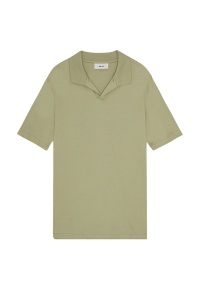 Lys grøn kortærmet polo-shirt med et unikt overlappende kravedesign. Fremstillet af blødt, glat stof med minimale syninger.