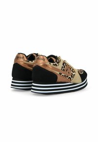 Sneaker mit einem Design in Schwarz, Gold und Leopardenmuster. Besitzt Wildleder- und metalliche Akzente, eine gestreifte Sohle und eine runde Ferse.
