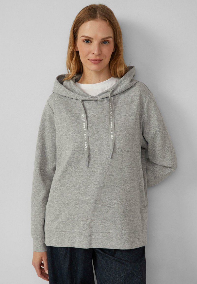 Grijze hoodie met een ontspannen pasvorm, gemaakt van een katoenmix, verstelbare trekkoorden en een kangoeroezak. Tekstdetail op de trekkoorden.