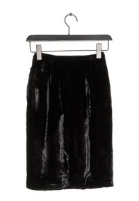 Černá sametová tužková sukně na ramínku. Hladký, lesklý povrch s přiléhavým střihem, který má jemný lesk a neobsahuje žádné viditelné vzory ani kovové prvky.