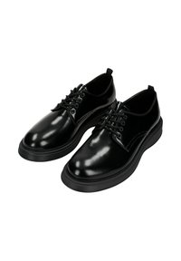 Scarpe in pelle nera con finitura lucida, punta rotonda, lacci a sei occhielli e suola in gomma. Caratterizzate da una texture liscia e un design minimalista.