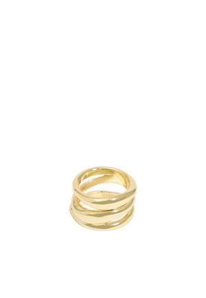 Anello triplo in tonalità oro, caratterizzato da un design morbido e curvo con elementi sovrapposti e una finitura lucida.