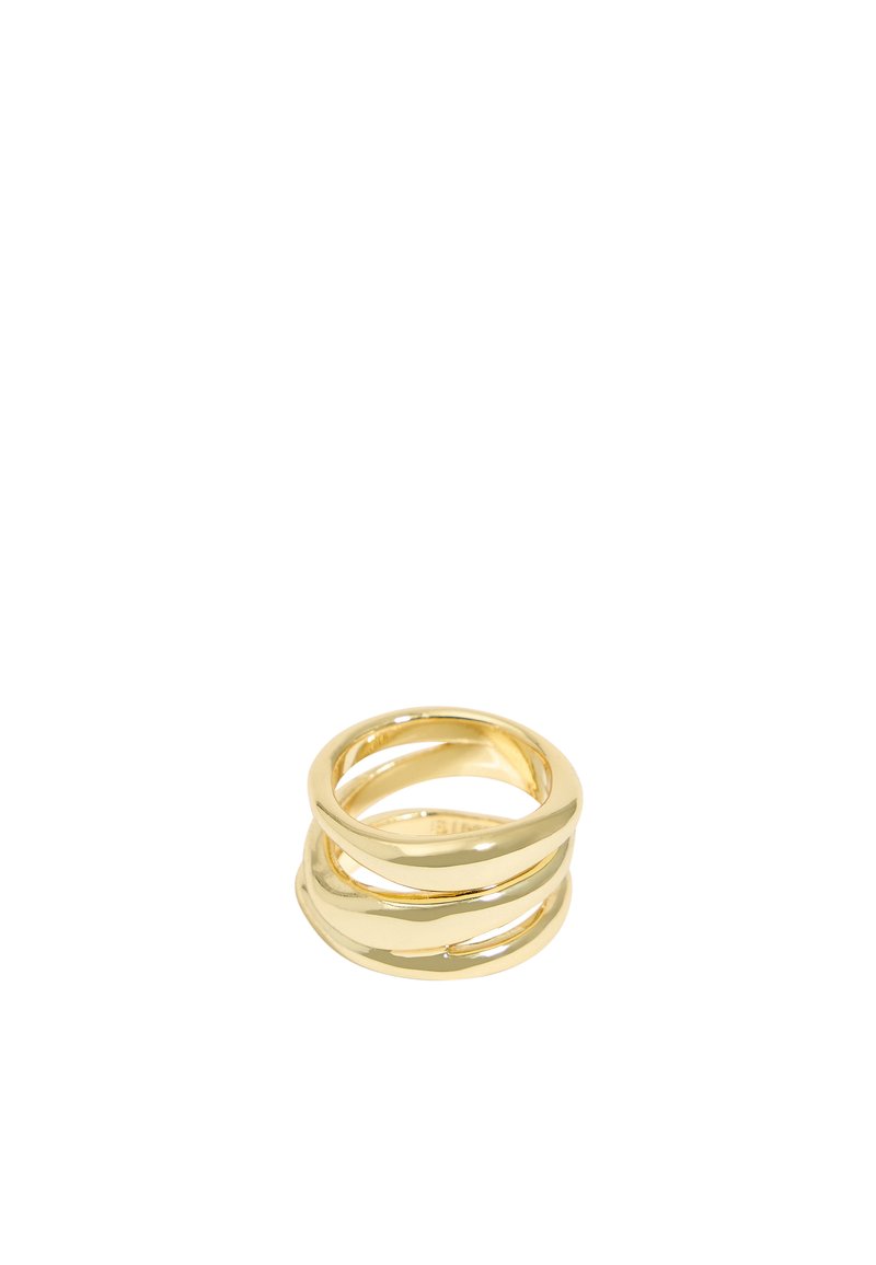Anello triplo in tonalità oro, caratterizzato da un design morbido e curvo con elementi sovrapposti e una finitura lucida.