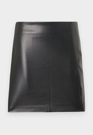 Mini-jupe en similicuir noir avec une légère fente latérale et une texture lisse, présentée à plat sur un fond blanc.