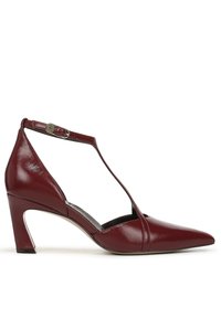 Chaussure à talon haut en cuir verni bourgogne avec un bout pointu, un design T-strap et un talon de 7 cm. Comprend une boucle métallique et une texture lisse.