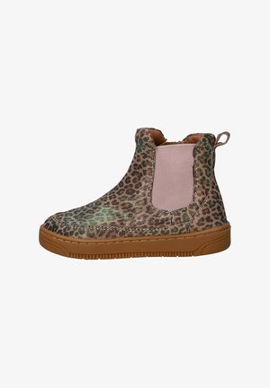 Enkelhoge kindersneakerlaars met een bovenwerk in bruin luipaardprint, elastische zijpanelen, een treklus en een dikke bruine rubberen zool.