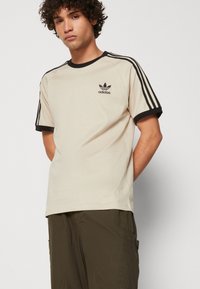adidas Originals ADICOLOR CLASSICS 3-STRIPES - Marškinėliai su spaudiniu - beige