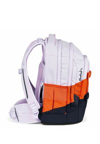 Sac à dos avec un design structuré, présentant des couleurs lilas, orange et marine. Tissu texturé, sangles réglables et panneau arrière rembourré.