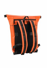 Zaino impermeabile arancione con design a roll-top, spallacci neri imbottiti, retro in rete e chiusura con zipper. Dotato di spallacci regolabili per il massimo comfort.