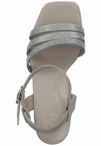 Graue Sandale mit drei mit Strass besetzten Riemen, rechteckiger Zehenpartie und verstellbarem Knöchelverschluss. Weiches Material mit einer glatten Innenausstattung.