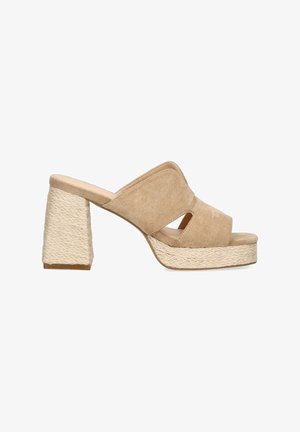 Sandalia de tacón alto de ante beige con diseño de punta abierta, correas cruzadas y un tacón de bloque envuelto en yute. Presenta una cuña de estilo espadrille.