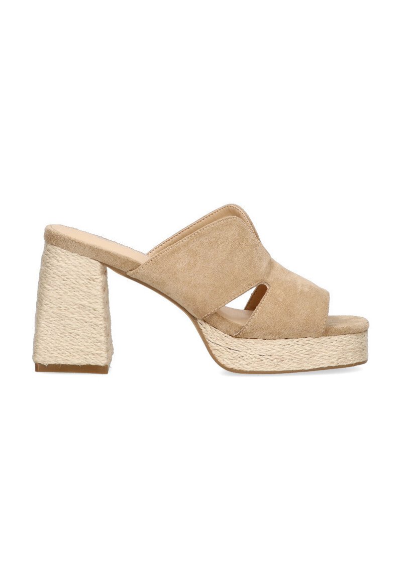 Sandalia de tacón alto de ante beige con diseño de punta abierta, correas cruzadas y un tacón de bloque envuelto en yute. Presenta una cuña de estilo espadrille.