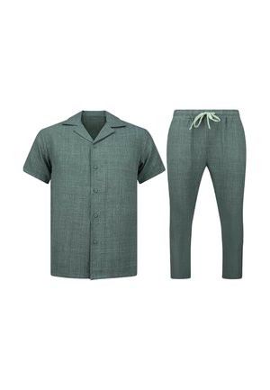 Kort mouwen blouse met knopen en kraag en bijpassende broek met trekkoord in gestructureerde groene stof op een witte achtergrond.