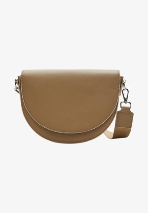 Bolso bandolera de color marrón claro con forma de media luna, superficie texturizada y correa ancha ajustable sujetada por cierres plateados.