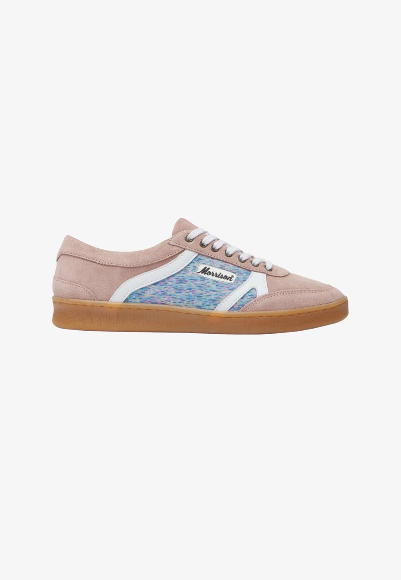 Καθημερινό low-top sneaker με ροζ σουέντ, πολύχρωμο υφασμάτινο πλαϊνό πάνελ, λευκές λεπτομέρειες, λευκά κορδόνια και σόλα από καουτσούκ με το λογότυπο "Morrison."