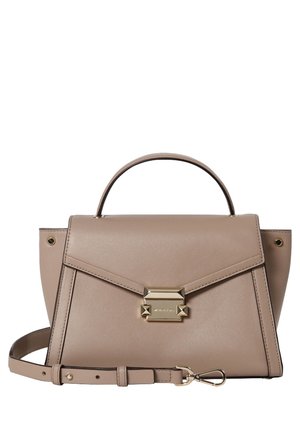 Skórzana torebka w kolorze taupe z uchwytem u góry, złotym zapięciem i odpinanym paskiem na ramię, ułożona na białym tle.