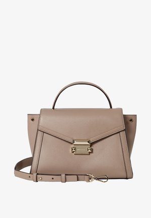 Skórzana torebka w kolorze taupe z uchwytem u góry, złotym zapięciem i odpinanym paskiem na ramię, ułożona na białym tle.