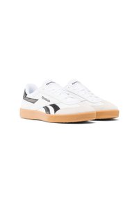 Zapatillas blancas con acentos negros y marca Reebok. Cuentan con una suela de goma texturizada y materiales superiores suaves, incluyendo gamuza y cuero.