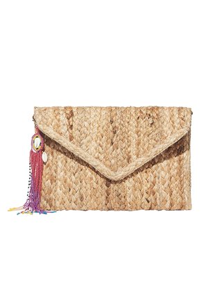 Suorakulmainen kudottu olkainen kirjekuorilaukku kolmionmuotoisella läpällä, koristeltu monivärisillä helmiäisillä tupsuilla ja pienellä simpukkakorulla vasemmalla puolella.