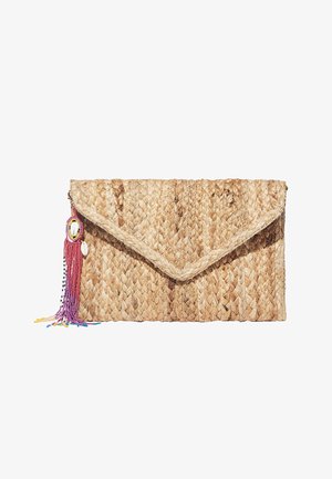Prostokątna pleciona kopertówka ze słomy z trójkątną klapką, ozdobiona wielokolorowym chwostem z koralików i małym zawieszonym muszelką po lewej stronie.