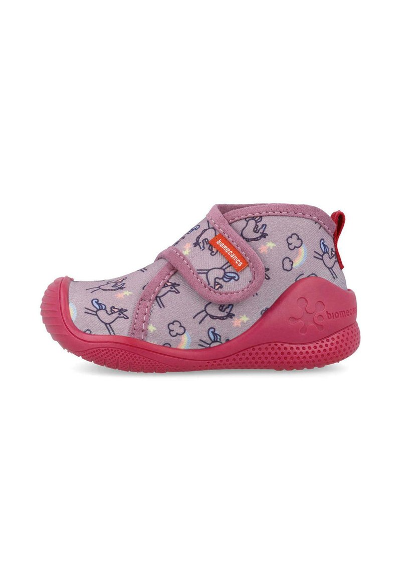 Zapato morado para niña pequeña con suela rosa y patrones de unicornio, arcoíris y estrellas, que cuenta con una correa de Velcro para un fácil cierre.