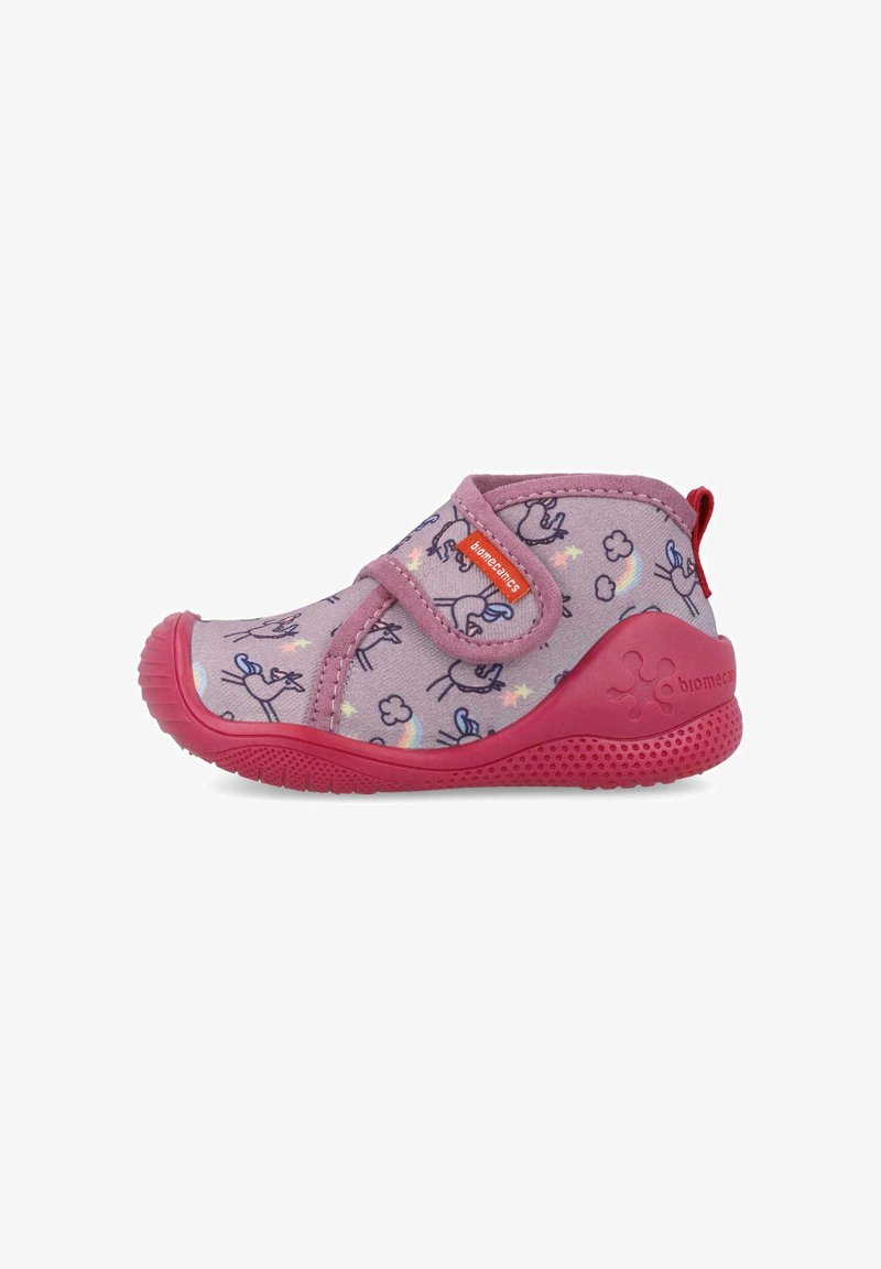 Zapato morado para niña pequeña con suela rosa y patrones de unicornio, arcoíris y estrellas, que cuenta con una correa de Velcro para un fácil cierre.