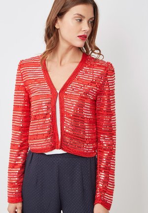 Chaqueta roja de lentejuelas con mangas largas, escote en V, diseño corto y parte delantera abierta. Presenta lentejuelas brillantes en rayas horizontales. Material texturizado.