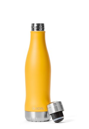 Gelbe isolierte Wasserflasche aus Edelstahl mit silberner Kappe, die abgenommen und neben der Flasche auf weißem Hintergrund platziert wurde.