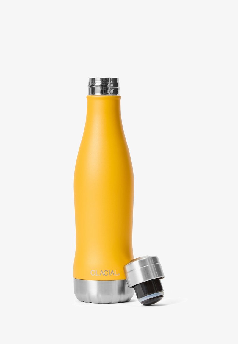 Botella de agua de acero inoxidable aislada de color amarillo con tapa plateada retirada y colocada al lado sobre fondo blanco.