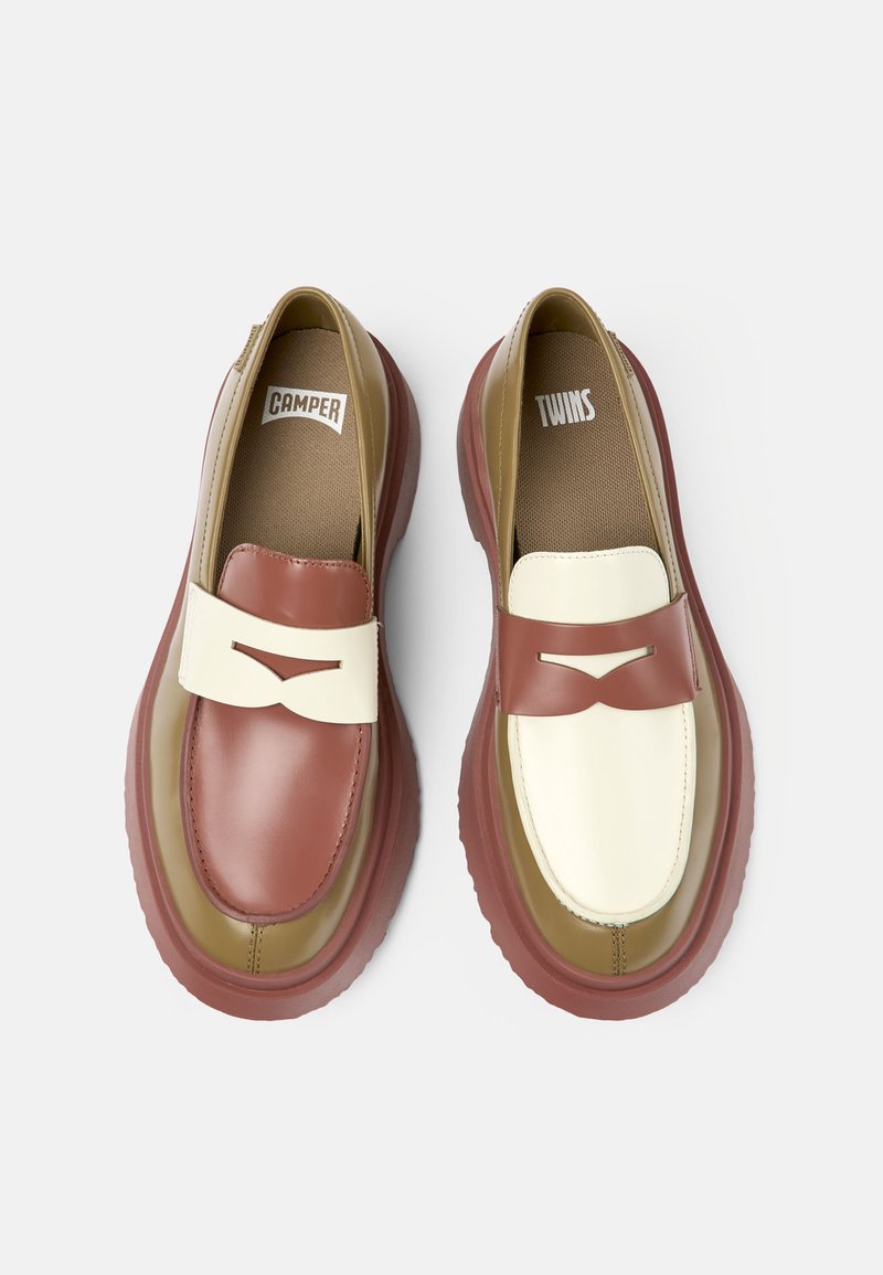 Bruine en witte instap schoenen met een ronde vorm, leren buitenkant, brede band en een gelaagde rubberen zool. Gelaagde voetbedden met merklogo.