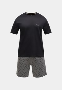 Crna pamučna majica s logotipom BOSS, u kombinaciji sa sivim kratkim hlačama koje imaju ponovljeni BOSS uzorak. Ležerni dizajn s kratkim rukavima.